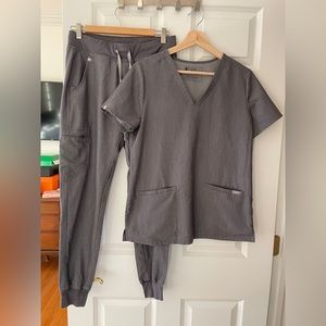 figs scrubs set casma top zamora joggers graphite grey in small